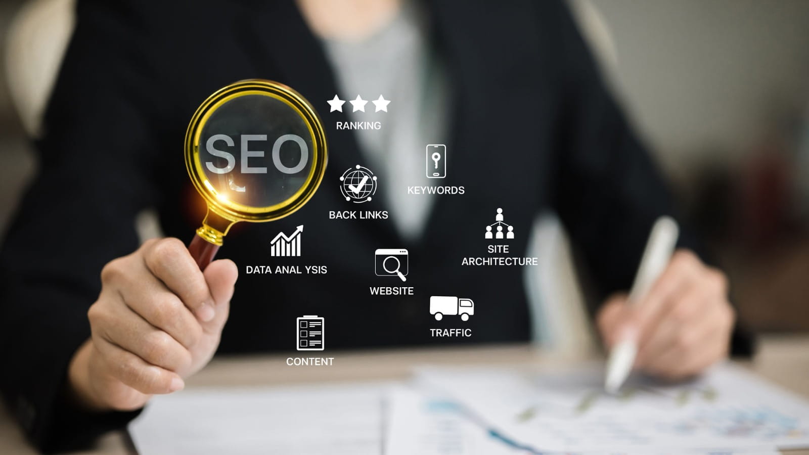 SEO Diego. Consultor SEO profesional 10 Persona de negocios sosteniendo una lupa sobre un icono virtual de "SEO", rodeado de otros iconos digitales como ranking, palabras clave, arquitectura del sitio, tráfico, análisis de datos y enlaces.