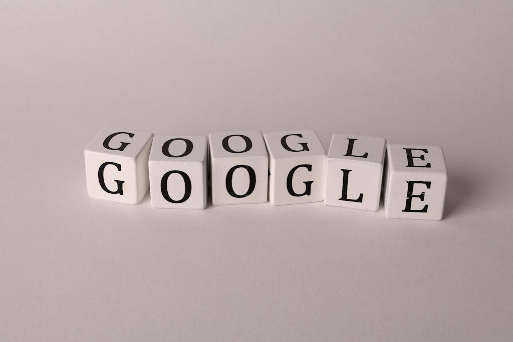 Campaña SEO Mensual 3 White blocks with letters spelling Google, symbolizing search and SEO concepts.
